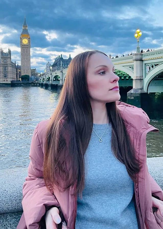 Мария Ильинская на фоне Биг-Бена и Вестминстерского моста