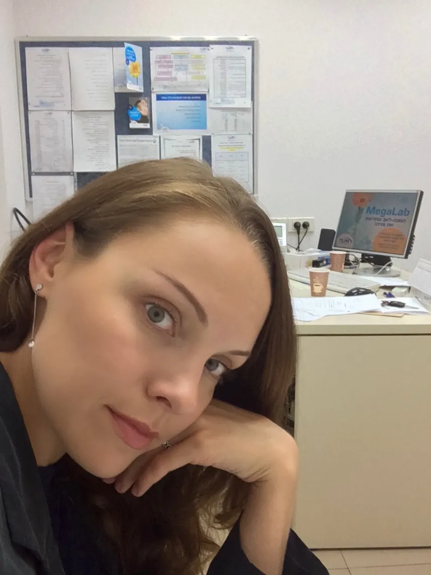 Мария Ильинская на рабочем месте в медицинском центре Макаби